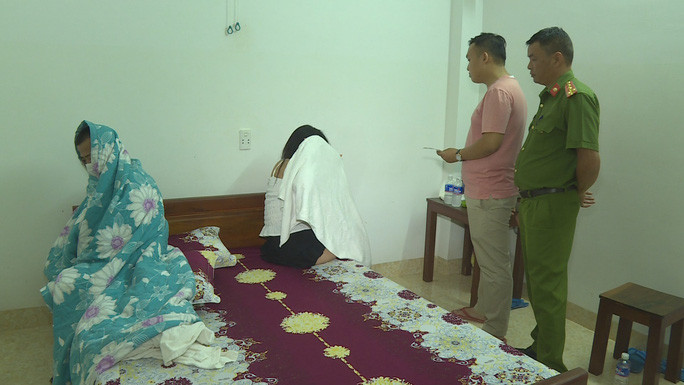 Lực lượng công an bắt quả tang các cặp đôi mua bán dâm Lực lượng công an bắt quả tang các cặp đôi mua bán dâm