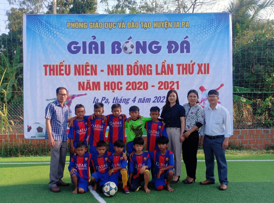 Các cầu thủ nhí tham gia tranh tài tại giải bóng đá thiếu niên-nhi đồng lần thứ XII của huyện. Ảnh.Vũ Chi