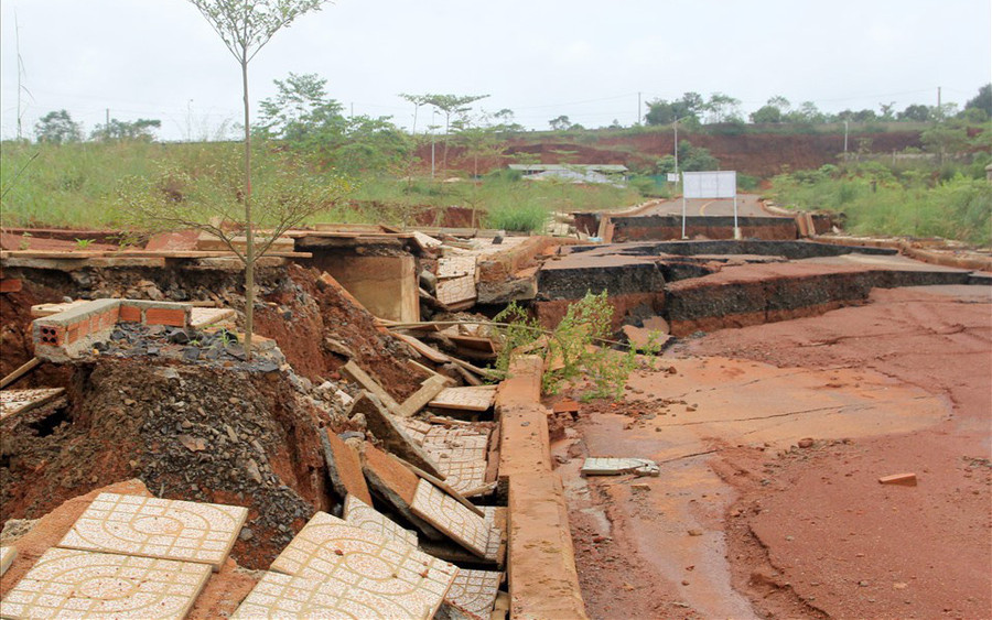 Đường trong khu dự án bị chia cắt, hư hỏng hoàn toàn