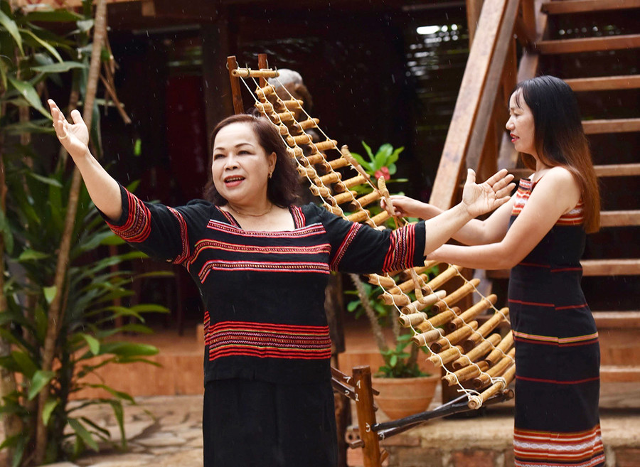 Nghệ sĩ Nhân dân Rơchăm Phiang tập luyện chuẩn bị cho đêm diễn. Ảnh: Hồ Anh Tiến Nghệ sĩ Nhân dân Rơchăm Phiang tập luyện chuẩn bị cho đêm diễn. Ảnh: Hồ Anh Tiến