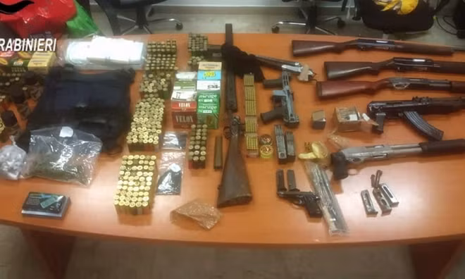 Cảnh sát thu được nhiều vũ khí trong một cuộc truy quét. Ảnh: Lametino