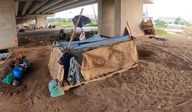 Để tránh ruồi muỗi, người dân mắc màn dưới gầm cầu.