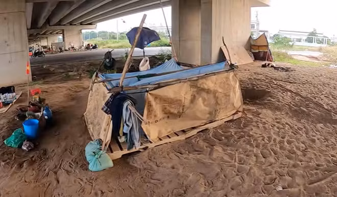 Để tránh ruồi muỗi, người dân mắc màn dưới gầm cầu.