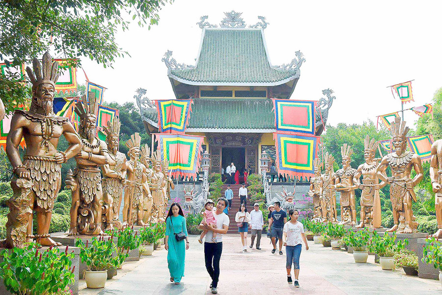 Người dân tham quan Đền thờ Quốc Tổ Hùng Vương tại Công viên Đồng Xanh (TP. Pleiku). Ảnh: Đức Thụy Người dân tham quan Đền thờ Quốc Tổ Hùng Vương tại Công viên Đồng Xanh (TP. Pleiku). Ảnh: Đức Thụy