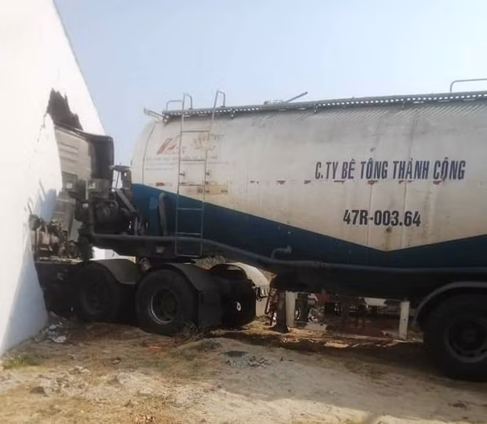 Chiếc xe bồn tông sập tường, chui vào nhà dân