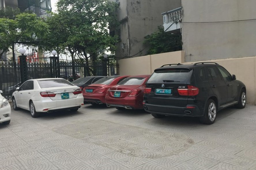 Những chiếc ô tô này bị phát hiện không rõ nguồn gốc từ việc cảnh sát điều tra hai chiếc Mercedes Benz có biển số trùng nhau. Ảnh: H.Trung.
