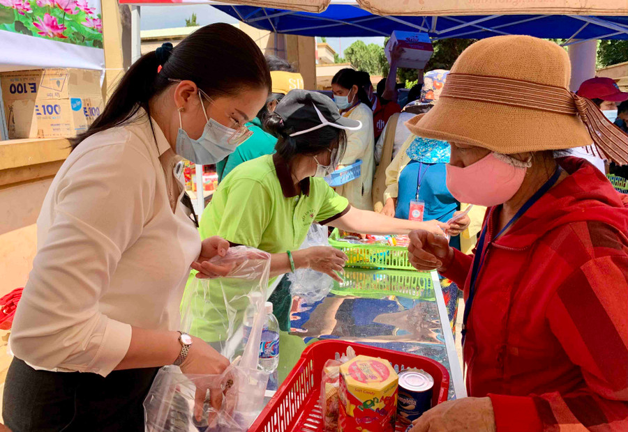 "Siêu thị 0 đồng" do Hội từ thiện chùa Long Phước (TP. Hồ Chí Minh) phối hợp với Bệnh viện Đa khoa tỉnh tổ chức. Ảnh: Như Ý
