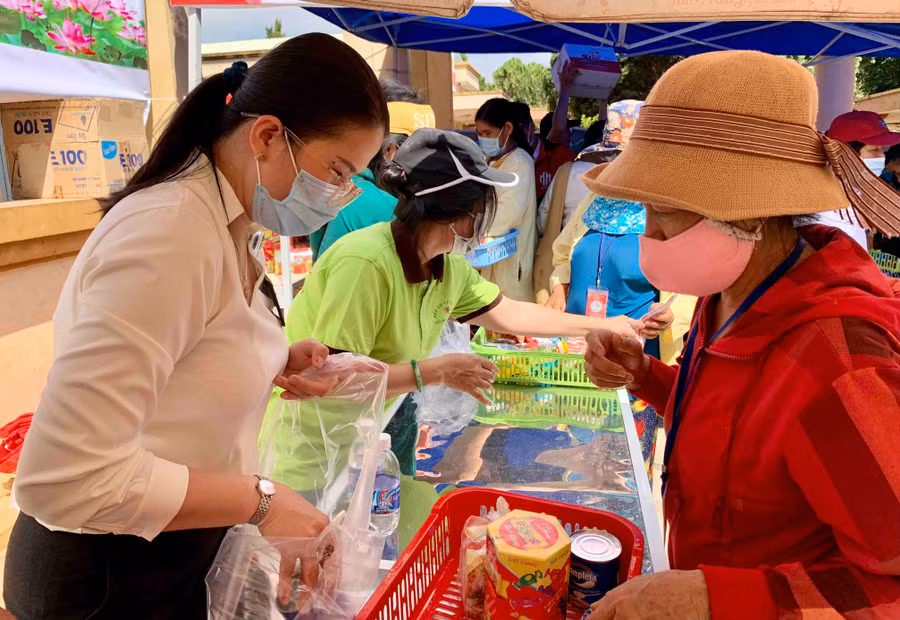 "Siêu thị 0 đồng" do Hội từ thiện chùa Long Phước (TP. Hồ Chí Minh) phối hợp với Bệnh viện Đa khoa tỉnh tổ chức. Ảnh: Như Ý