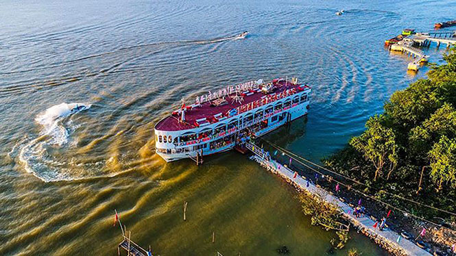 Không chỉ được biết đến với các bãi biển nên thơ, đến với Nghệ An, du khách không thể không ghé thăm thành phố Vinh - “trái tim” của xứ Nghệ, nơi hội tụ nhiều di tích, danh lam thắng cảnh nổi tiếng.