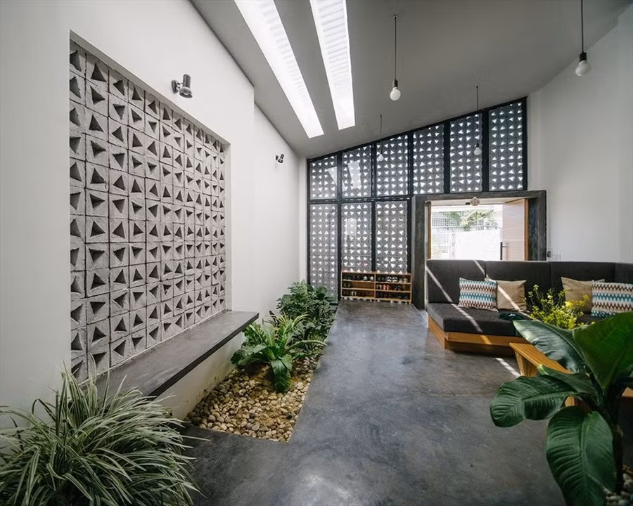 Giếng trời vừa giúp lưu thông không khí cho ngôi nhà, vừa đưa ánh sáng vào nhà xuyên suốt nhiều tầng, là lựa chọn tối ưu cho dạng nhà ống. Đồ họa: Phương Duy