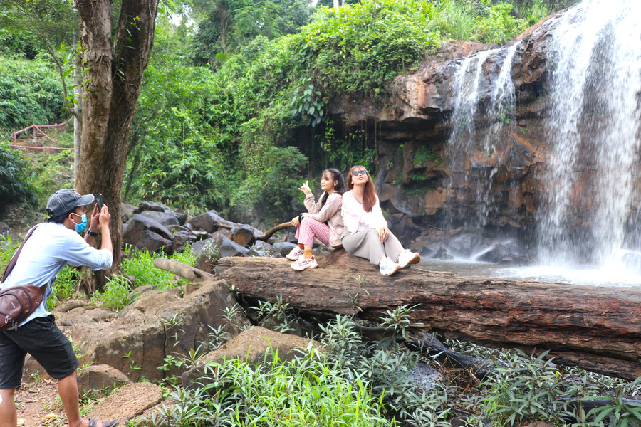 Thác Hang Dơi tại huyện Kbang thu hút nhiều bạn trẻ tới thăm quan du lịch vào dịp nghỉ lễ 30-4. Ảnh: Ngọc Minh