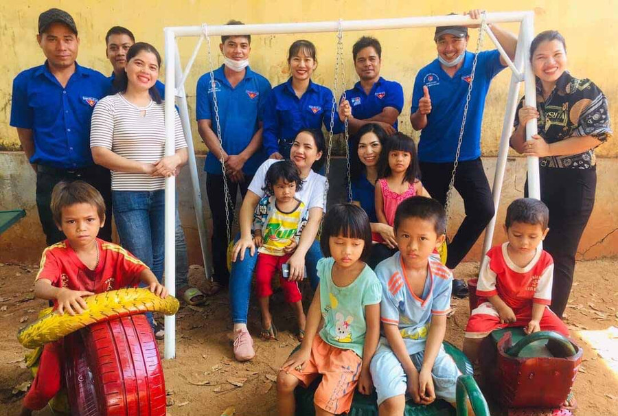 Tuổi trẻ huyện Ia Grai bàn giao khu vui chơi cho điểm trường Mầm non 20-10 thuộc làng Ó và làng Kam, xã Ia Krái. Ảnh Trần Dung