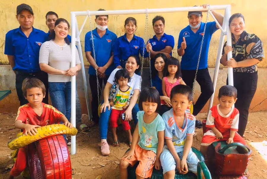 Tuổi trẻ huyện Ia Grai bàn giao khu vui chơi cho điểm trường Mầm non 20-10 thuộc làng Ó và làng Kam, xã Ia Krái. Ảnh Trần Dung