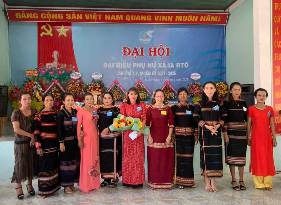Ban Chấp hành Hội LHPN xã Ia Rtô nhiệm kỳ 2021-2026 ra mắt Đại hội. Ảnh.Vũ Chi