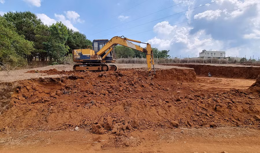 Khu vực bà Nguyễn Thị Mai tự ý dùng xe múc đất vận chuyển đi nơi khác. Ảnh: Hà Phương