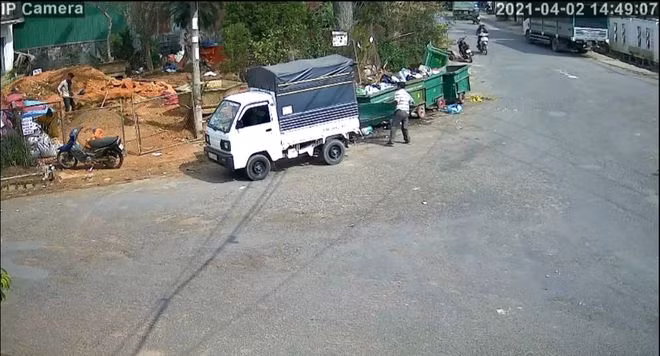 Người đàn ông này bị phạt nguội do hành vi vứt rác (tôn) không đúng qui định. ẢNH: LÂM VIÊN