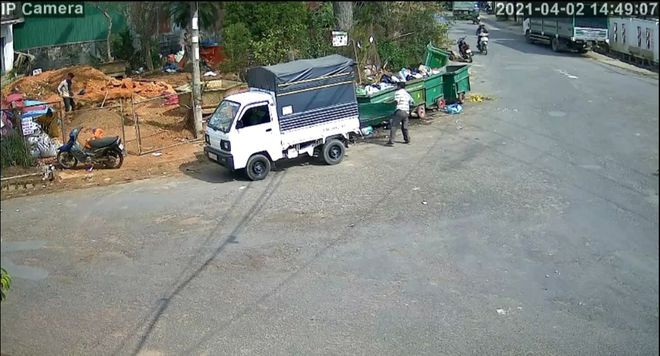 Người đàn ông này bị phạt nguội do hành vi vứt rác (tôn) không đúng qui định. ẢNH: LÂM VIÊN