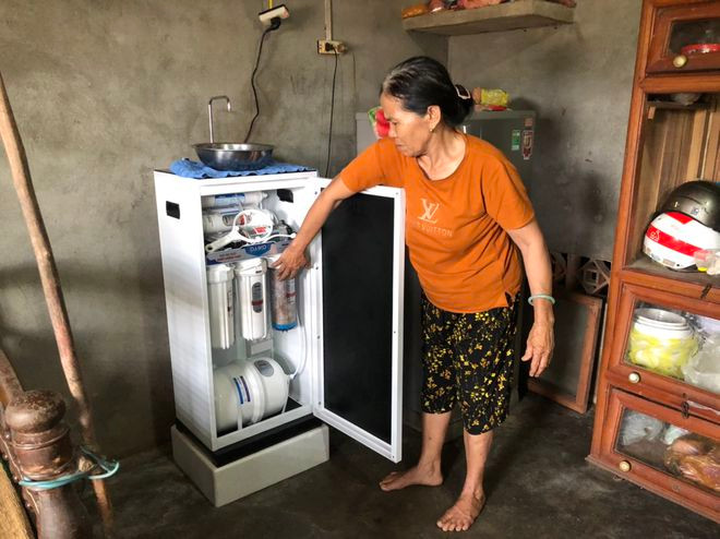 Lõi máy lọc nước gia đình bà Hương cũng chuyển màu vàng ẢNH: N.ĐỨC