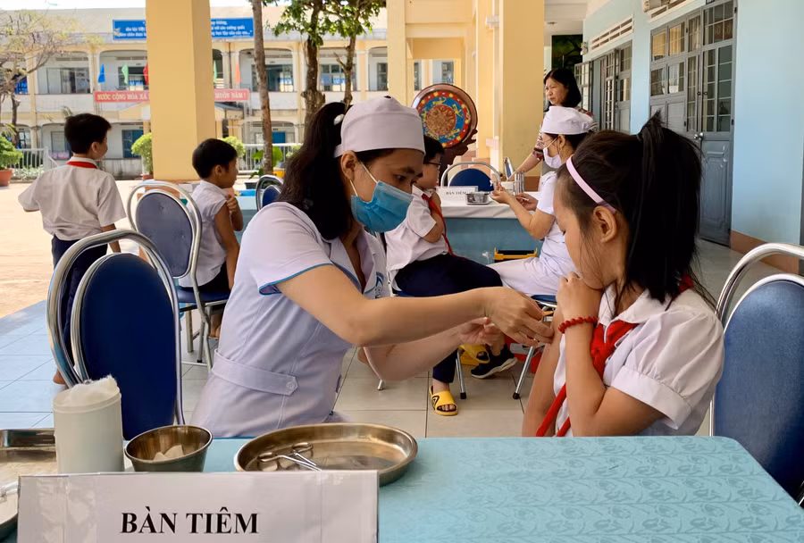  Tiêm vắc xin Td cho học sinh Trường Tiểu học Võ Thị Sáu- TP.Pleiku ngày 12-4 vừa qua. Ảnh: Như Nguyện