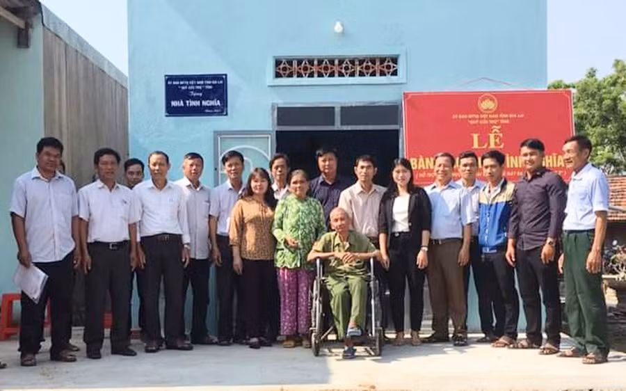 Quang cảnh buổi lễ bàn giao "Nhà tình nghĩa". Ảnh: Lê Đại Quang cảnh buổi lễ bàn giao