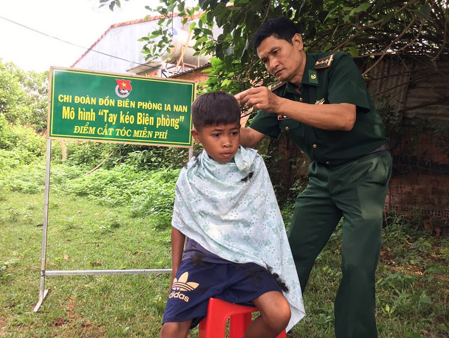 Cán bộ Đồn Biên phòng Ia Nan cắt tóc cho thiếu nhi trên địa bàn. Ảnh: Nguyễn Văn Chiến Chiến sĩ đồn Biên phòng Ia Nan thường xuyên cắt tóc cho con em trong bản. Ảnh: Nguyễn Văn Chiến