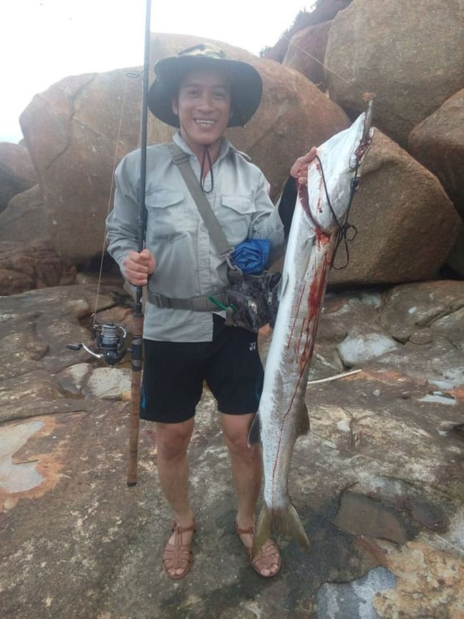 Anh Sỹ cùng con cá vừa câu