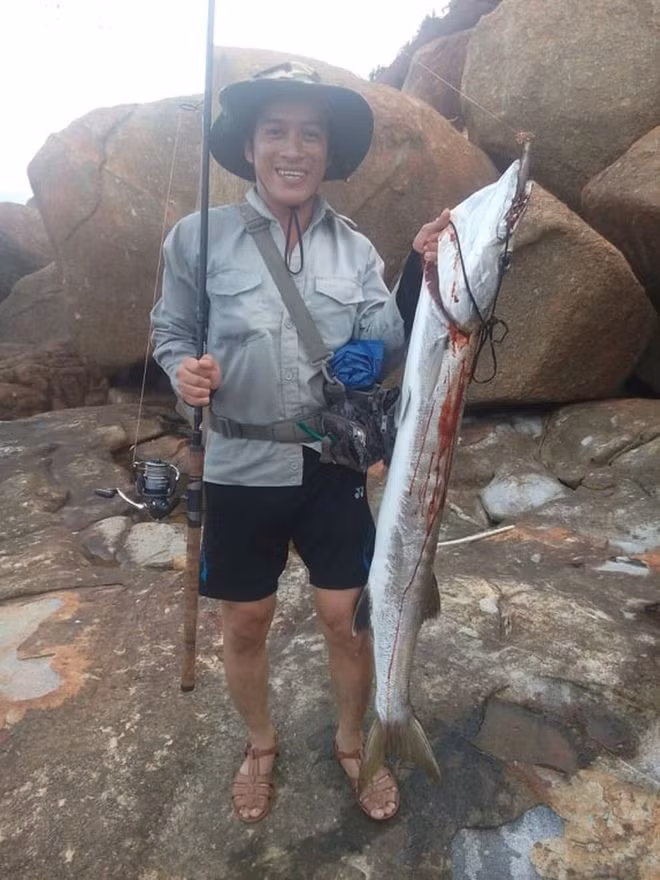 Anh Sỹ cùng con cá vừa câu