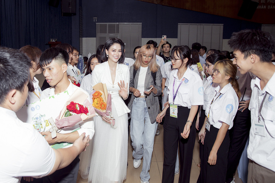 Đây cũng là một trong những phong cách mà Hoa hậu Trái đất 2018 hướng đến thời gian gần đây khi xuất hiện trước công chúng.