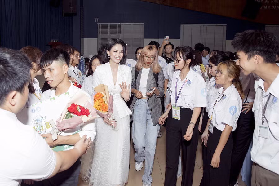 Đây cũng là một trong những phong cách mà Hoa hậu Trái đất 2018 hướng đến thời gian gần đây khi xuất hiện trước công chúng.