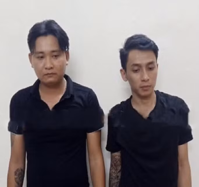  Duy (trái) và Trường tổ chức sử dụng ma túy bị công an tạm giữ