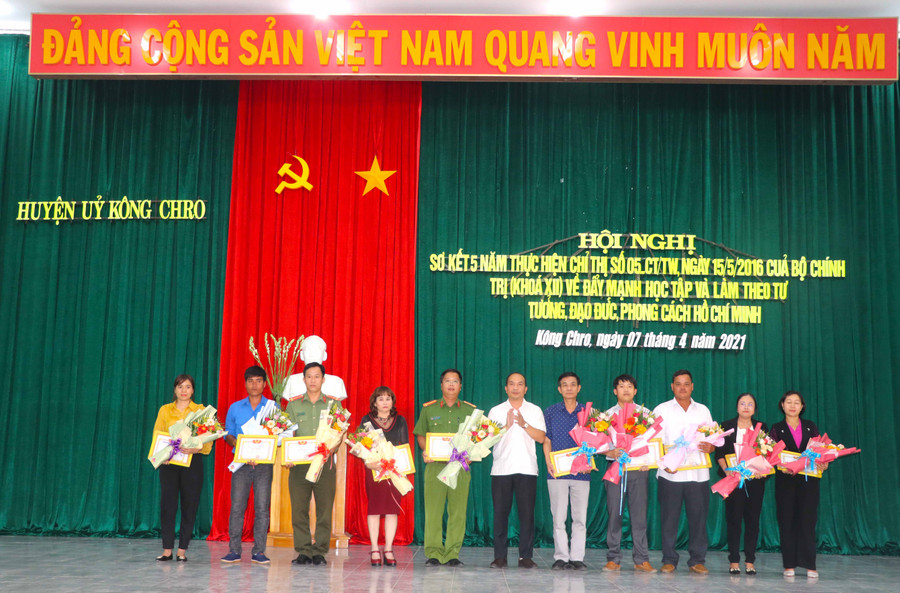 Chủ tịch UBND huyện Kông Chro đã tặng giấy khen cho các tập thể đã có thành tích xuất sắc trong việc học tập và làm theo tư tưởng, đạo đức, phong cách Hồ Chí Minh. Ảnh Ngọc Minh