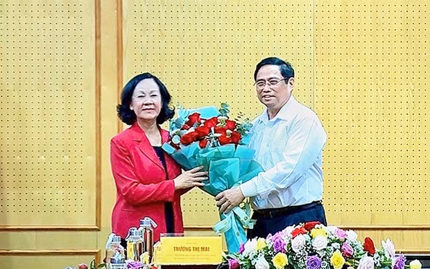 Thủ tướng Phạm Minh Chính tặng hoa chúc mừng Trưởng Ban Tổ chức Trung ương Trương Thị Mai. (Nguồn: nhandan.org.vn)