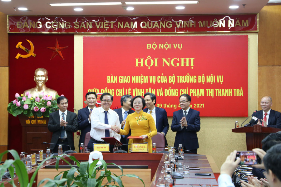 Đồng chí Lê Vĩnh Tân bàn giao nhiệm vụ Bộ trưởng Bộ Nội vụ cho đồng chí Phạm Thị Thanh Trà.  Đồng chí Lê Vĩnh Tân bàn giao nhiệm vụ Bộ trưởng Bộ Nội vụ cho đồng chí Phạm Thị Thanh Trà.