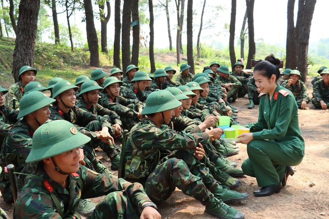 Bát nước giải nhiệt mát lành từ tay chị em dành cho các chiến sĩ sau những giờ tập luyện gian khổ. Ảnh: TRẦN TÌNH