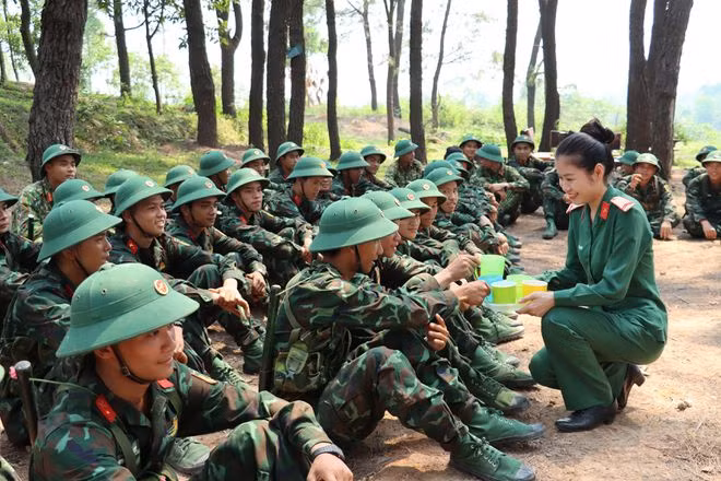 Bát nước giải nhiệt mát lành từ tay chị em dành cho các chiến sĩ sau những giờ tập luyện gian khổ. Ảnh: TRẦN TÌNH