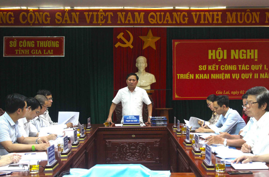Ông Phạm Văn Binh, Giám đốc Sở Công thương phát biểu tại Hội nghị sơ kết công tác quý I, triển khai nhiệm vụ trọng tâm quý II-2021