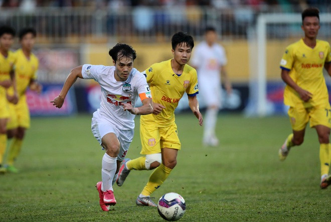 Không chỉ xếp đầu bảng, tiền đạo Văn Toàn của HAGL cũng dẫn đầu danh sách vua phá lưới với 6 bàn vượt mặt các chân sút ngoại. Ảnh: MINH TRẦN