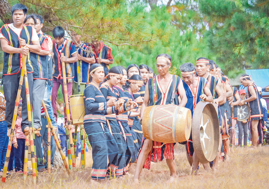 Các nghệ nhân trình diễn cồng chiêng tại Ngày hội Văn hóa-Thể thao các dân tộc thiểu số huyện Đak Đoa năm 2020. Ảnh: Tuấn Nguyễn