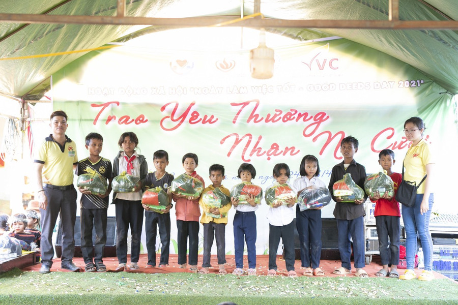 Tặng quà cho học sinh xã Ia Hrú. Ảnh: Hồng Ngọc Tặng 200 phần quà cho học sinh trên địa bàn xã Ia Hrú. Ảnh: Hồng Ngọc