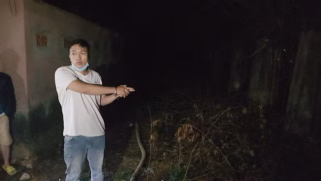 Sau khi thực hiện hành vi trộm cắp, Phúc đã trèo rào phía sau trường Bùi Thị Xuân để tẩu thoát.