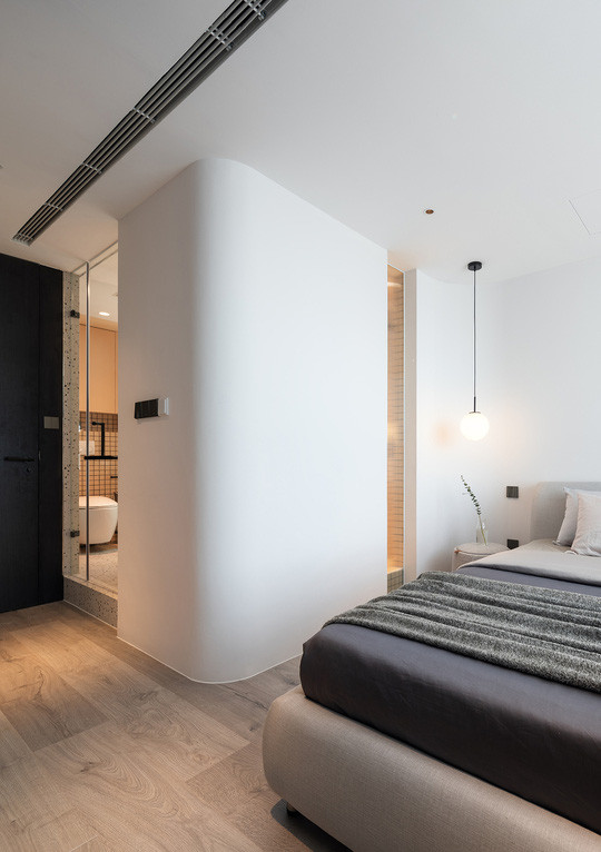 Tường ngăn khu vệ sinh với phòng ngủ được lắp một tấm kính để lấy sáng từ bên ngoài. Bức tường được bo tròn để khi đi vào, người ở không bị chạm phải cảm giác góc cạnh. Tường ngăn khu vệ sinh với phòng ngủ được lắp một tấm kính để lấy sáng từ bên ngoài. Bức tường được bo tròn để khi đi vào, người ở không bị chạm phải cảm giác góc cạnh.