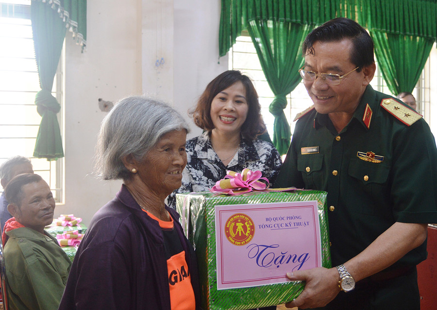 Trung tướng Trần Duy Hưng-Chính ủy Tổng cục Hậu cần tặng quà gia đình chính sách, hộ nghèo. Ảnh: Minh Thoan