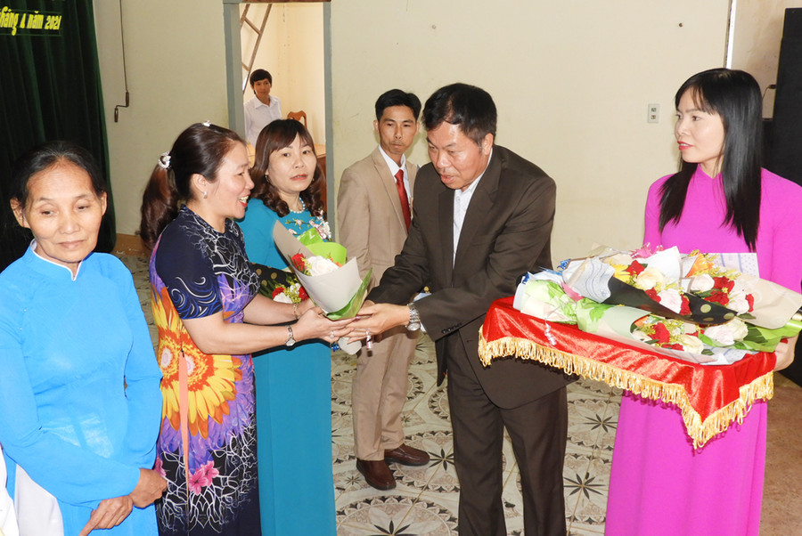 Khen thưởng các cá nhân có thành tích xuất sắc trong 5 năm thực hiện Chỉ thị 05-CT/TW của Bộ Chính trị khóa XII. Ảnh: Thanh Nhật Các cá nhân được khen thưởng về thành tích xuất sắc trong 5 năm thực hiện Chỉ thị số 05-CT/TW của Bộ Chính trị khóa XII. Ảnh: Thanh Nhật