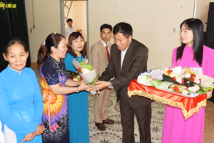 Các cá nhân được khen thưởng về thành tích xuất sắc trong 5 năm thực hiện Chỉ thị số 05-CT/TW của Bộ Chính trị khóa XII. Ảnh: Thanh Nhật