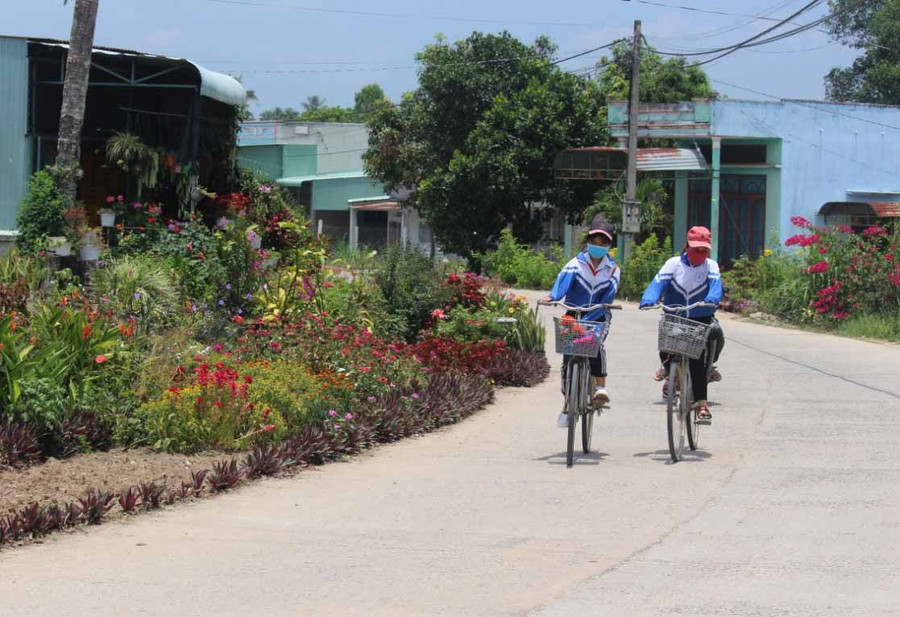 Mô hình “Con đường hoa” do Hội LHPN xã Xuân An thực hiện đã góp phần tạo cảnh quan xanh-sạch-đẹp đường quê. Ảnh: Hoành Sơn