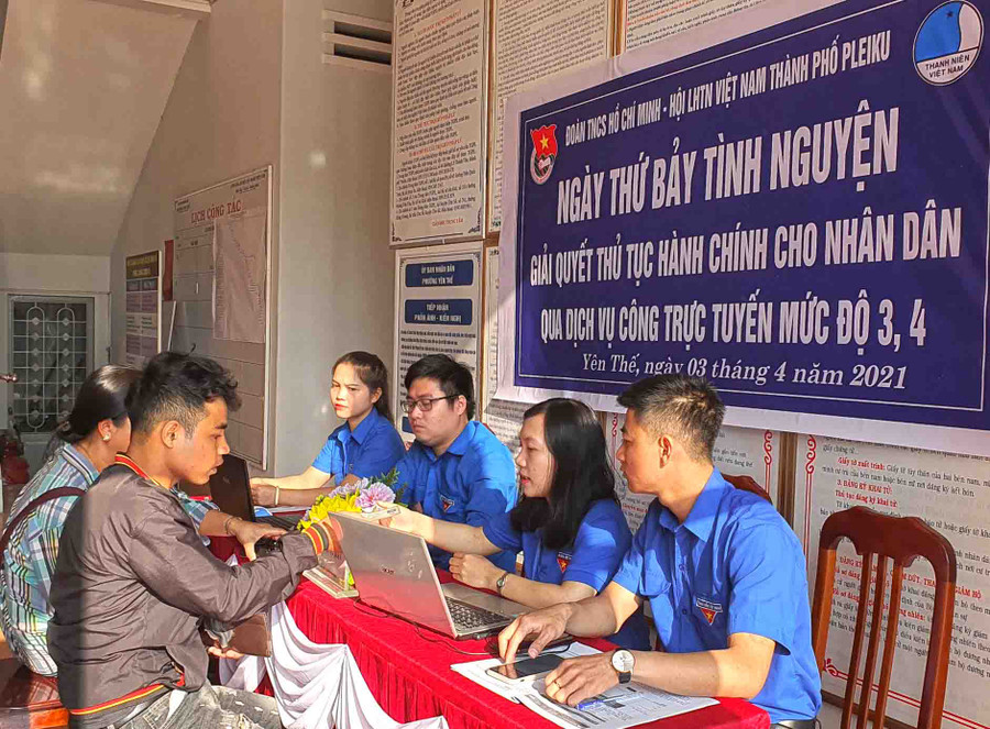 Đoàn viên, thanh niên phường Yên Thế (TP.Pleiku) hướng dẫn người dân sử dụng dịch vụ công trực tuyến mức độ 3, 4. Ảnh P.Ljpg