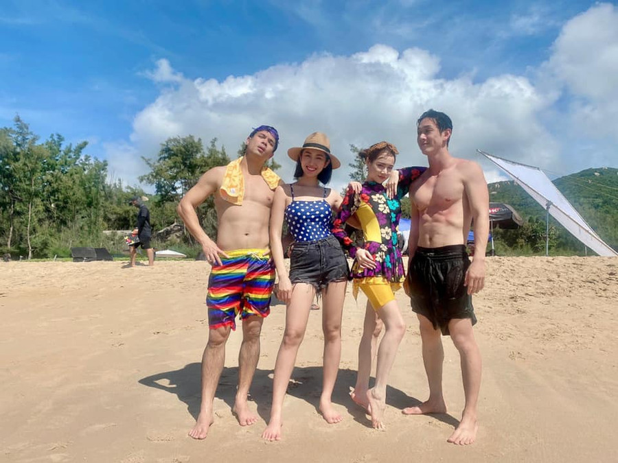 Trương Thế Vinh và Thúy Ngân cùng Nhã Phương, Song Luân trong phim Cây táo nở hoa. ẢNH: FBNV