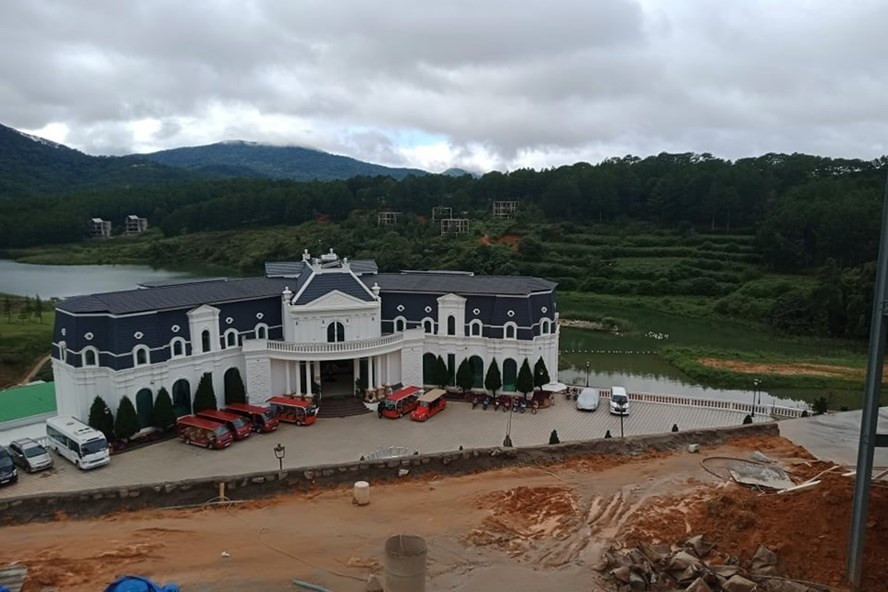 Những vi phạm ở Khu du lịch quốc gia hồ Tuyền Lâm cơ bản được xử lý Ông Phạm Văn Dân - Giám đốc Ban Quản lý Khu du lịch quốc gia hồ Tuyền Lâm (TP.Đà Lạt, tỉnh Lâm Đồng) cho biết, các vi phạm về trật tự xây dựng tại các dự án ở Khu du lịch quốc gia hồ Tuyền Lâm cơ bản đến nay đã được xử lý. Ngày 4.4, ông Phạm Văn Dân - Giám đốc Ban quản lý KDL quốc gia hồ Tuyền Lâm cho biết, việc vi phạm về trật tự xây dựng (xây dựng sai phép, không phép) ở Khu du lịch quốc gia hồ Tuyền Lâm kéo dài không hẳn do cơ quan chức năng chưa ngăn chặn, xử lý ngay từ đầu, mà còn do doanh nghiệp vi phạm cố tình không chấp hành và chây ỳ. 