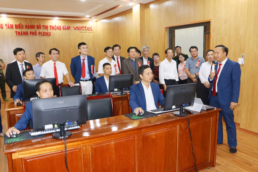  Các đại biểu tham quan Trung tâm điều hành đô thị thông minh TP. Pleiku. Ảnh: Quang Tấn