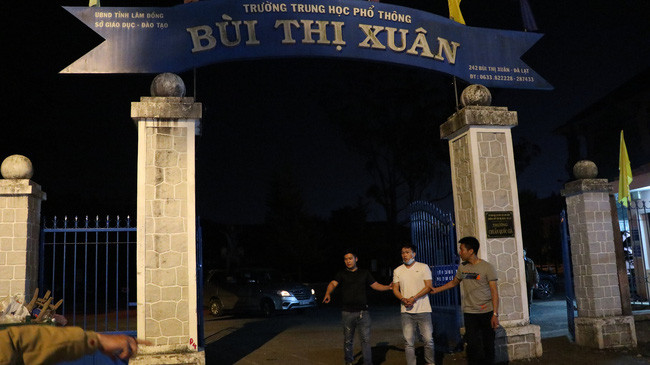 Theo một cán bộ trường Bùi Thị Xuân, để dễ dàng thực hiện hành vi, Phúc đã mặc áo sơ mi trắng, quần tây đen giống như học sinh trong trường để đột nhập vào trường.